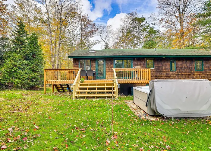 Pocono Pines Cabin Getaway With Private Hot Tub!