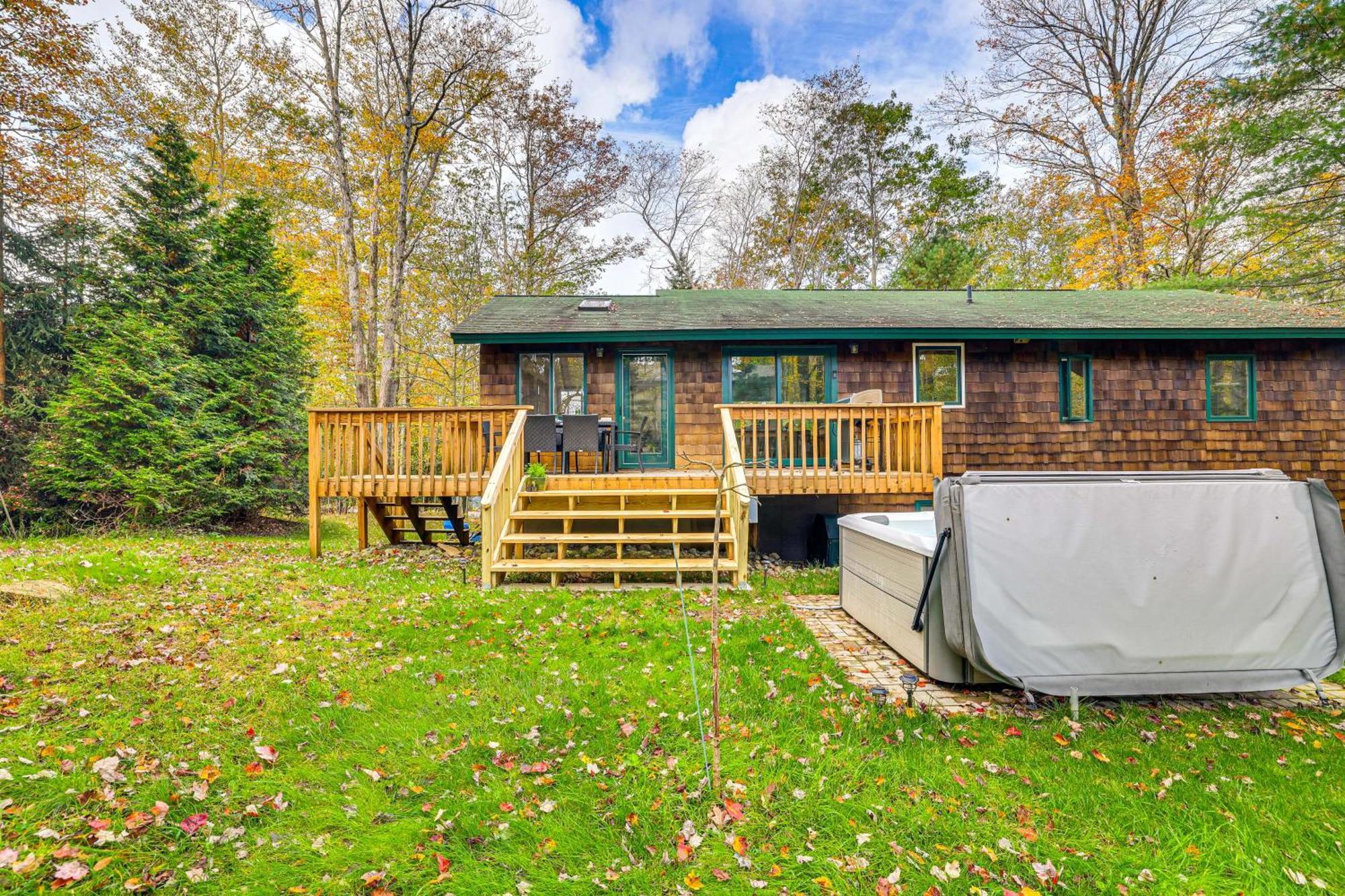 Holiday home Getaway With Private Hot Tub! Pocono Pines